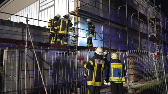 Die Feuerwehr D&ouml;rentrup wurde unter dem Alarmstichwort &bdquo;Dach der
Turnhalle brennt" alarmiert und r&uuml;ckte mit allen Einheiten aus. Dank des
mutigen Eingreifens der Ersthelfer konnte Schlimmeres verhindert werden. - &copy; Tanja Watermann