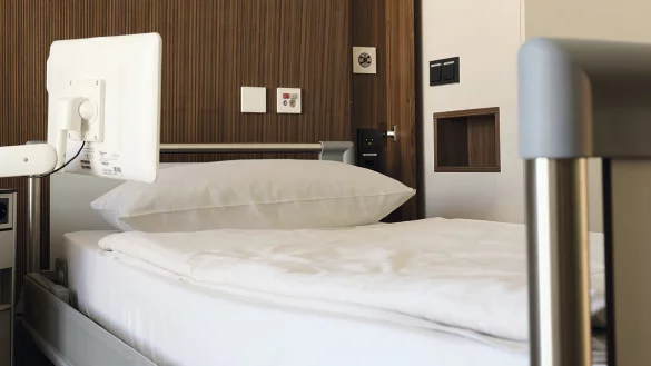 In den Patientenzimmern der Wahlleistungsstation im Klinikum Lippe und in den Fluren sind Holzoberflächen mit Rillen verbaut worden. Das Kreisgesundheitsamt hatte im Vorfeld darauf hingewiesen, dass diese Oberflächen nicht den gültigen Hygieneempfehlungen entsprechen. - © Klinikum Lippe