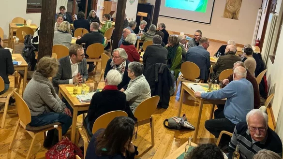 Viele Gäste sind zur Auftaktveranstaltung zum Thema Soziale Dorfentwicklung in den Barntruper Kulturschuppen gekommen. - © Stadt Barntrup