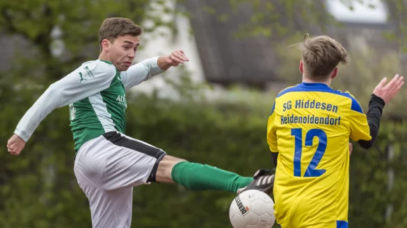 Hoher Einsatz - der Pivitsheider Jannik Fischer geht mit gestrecktem Bein in den Ball. Lukas Burmeier von der Spielgemeinschaft kommt einen Moment zu sp&auml;t. - &copy; Egon Penner