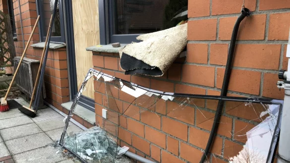 Am Tag nach dem ungebetenen Wildschwein-Besuch haben die Hausbewohner die demolierte Terrassent&uuml;r bereits entfernen lassen, die T&uuml;rf&uuml;llung ist mit einer Sperrholzplatte gesichert. - &copy; Thomas Reineke