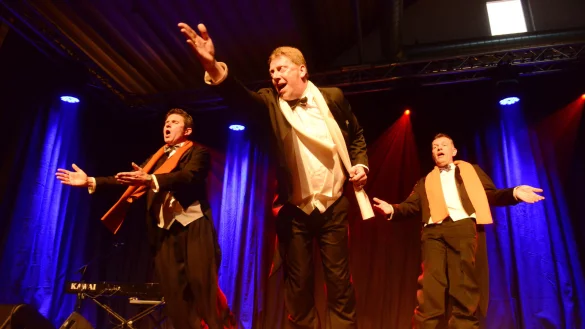 Sehrentgegenkommend: "Die Wackeltenöre" Ingo Langkrär, Marco Grauer und Gerd-Jürgen Paradies (von links) begeistern im Bierlager der Brauerei Strate. 
- © André Gallisch