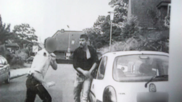 Screenshot aus dem Video: Er zeigt, wie der Beamte den Fahrer attackiert. - © nw