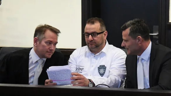 Adrett: Bislang erschien Wilfried W. an allen Verhandlungstagen leger im Sweatshirt oder Pullover vor Gericht. F&uuml;r seine Aussage hatte er gestern ein wei&szlig;es Hemd angezogen. - &copy; Marc K&ouml;ppelmann