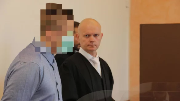 Der Angeklagte mit Verteidiger Jerrit Sch&ouml;ll bei der Hauptverhandlung im vergangenen Jahr. - &copy; Janet K&ouml;nig