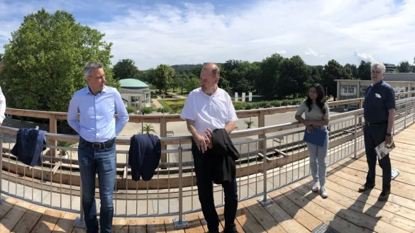 Auf dem &bdquo;Dach" des Erlebnis-Gradierwerks stehen (von links) der kommissarische Staatsbad-Gesch&auml;ftsf&uuml;hrer Volker Stammer, B&uuml;rgermeister Dirk Tolkemitt, der Technische Beigeordnete Bernd Zimmermann, die Bauleiterin des Projekts, Tugba G&uuml;rel, und Hubert Pohlmann vom Fachdienst Hochbau der Stadt. - &copy; Thomas Reineke