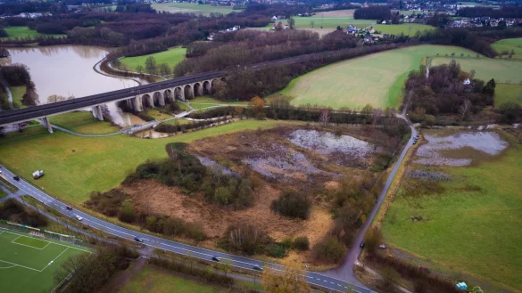 Wichtiges Biotop unter Druck: Die Bielefelder Johannisbachaue mit dem Viadukt und dem Obersee Hintergrund. - © Mike-Dennis Mller / www.mdm.photo