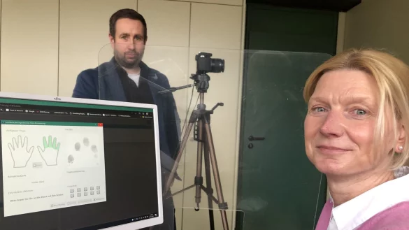 Bj&ouml;rn Schr&ouml;der, Fachgebietsleiter Ausl&auml;nder- und Staatsangeh&ouml;rigkeiten, und Melanie Engel, Teamleiterin Aufenthalts- und Staatsangeh&ouml;rigkeitsrecht. - &copy; Martin Hostert