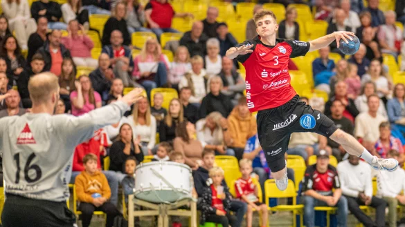 Sprunggewaltig: THL-Akteur Malte Runge steigt auf und &uuml;berwindet in dieser Szene den Wilhelmshavener Torh&uuml;ter Konstantin Madert. - &copy; Egon Penner