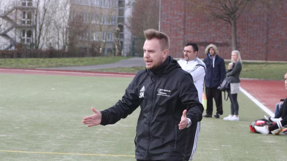Emotionen an der Seitenlinie: Sascha Möller coacht die erste Mannschaft der SG Hiddesen-H’oldendorf mit Lütfi Soylu (im Hintergrund). - © Sebastian Lucas
