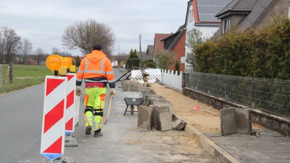 Derzeit l&auml;sst die Telekom im Neud&ouml;rnweg in Billinghausen Leitungsarbeiten durchf&uuml;hren. - &copy; Cordula Gr&ouml;ne