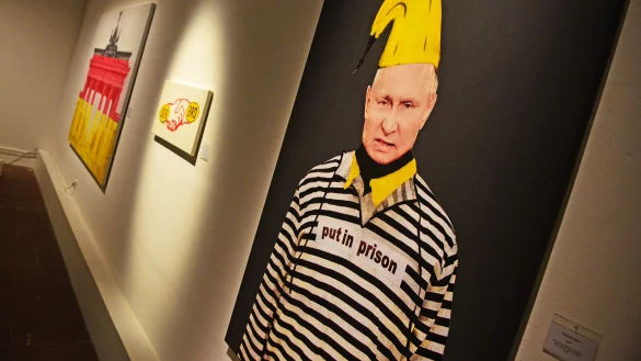 Der Kölner Aktionskünstler Thomas Baumgärtel provoziert gern mit seinen Werken. Bis zum 22. Juni stellt er in Schwalenberg aus. - © Nicole Ellerbrake