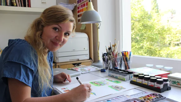 Bei der Arbeit: Lena Maria Wandzioch malt ihre Gartenmotive. Dazu verwendet sie einen Bleistift und coloriert mit Aquarell. - &copy; Nadine Uphoff