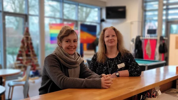 Monika Thiel (links), Fachreferentin des AWO Bezirksverbandes OWL, und Silvia Exler freuen sich, dass der Jugendtreff im Kastanienhaus am Wall so gut angenommen wird. - © Katrin Kantelberg