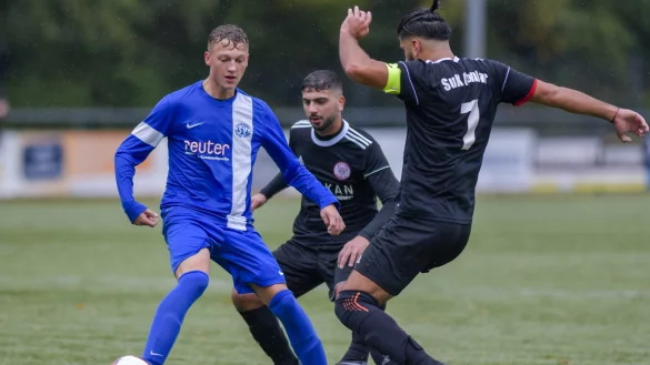 Mit einen Hattrick steuerte Jonas Dosch massgeblich zum 6:2-Sieg gegen den SuK Canlar Bielefeld bei. Hier setzt sich der agile St&uuml;rmer gegen die Bielefelder Mert Karacali (im Hintergrund) und Kapit&auml;n Baris Yurtsever (7) durch. - &copy; Egon Penner