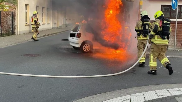 Sekunden, nachdem die Insassen den Wagen verlassen hatten, ging der Wagen in Flammen auf. - © Feuerwehr