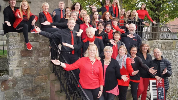 Generationen&uuml;bergreifend: Den &bdquo;B-Joy!"-Spirit wissen die Chormitglieder verschiedensten Alters sehr zu sch&auml;tzen. Die gemeinsame Freude am Gospel motiviert sie, zusammen mit Chorleiter Uwe Rottkamp immer wieder neue musikalische Wege zu gehen, ohne dabei den eigenen Stil aus dem Blick zu verlieren. Als Chor der Kirchengemeinde ist ihnen nicht nur Spa&szlig; beim Singen wichtig, sondern auch die Verk&uuml;ndigung einer frohen Botschaft. - &copy; Jan Christian Pinsch