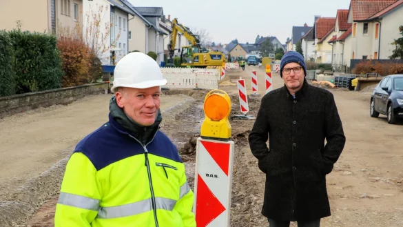 Bauleiter Dirk Dresmann (links) und Klaus Zimmermann, Fachbereichsleiter Tiefbau und Immobilienmanagement, stehen im Abschnitt zwei der Baustelle in der Heidenoldendorfer Stra&szlig;e. Hier wird zur Zeit die Stra&szlig;e f&uuml;r den neuen Belag vorbereitet. - &copy; Yvonne Glandien
