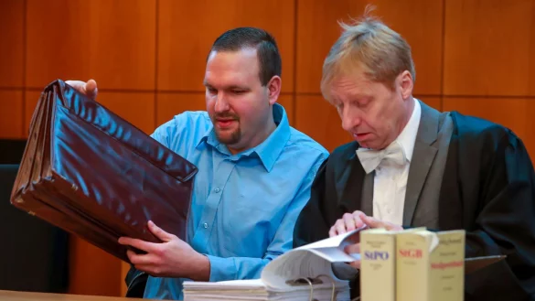 Neonazi Sascha Krolzig (links) nimmt mit seinem Verteidiger Björn Clemens im Amtsgericht Bielefeld auf der Anklagebank Platz. - © Andreas Zobe