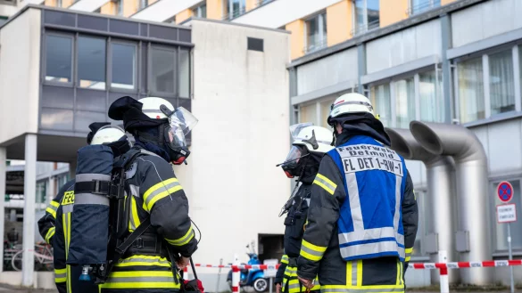 Vorbereitet: Um dem ABC-Alarm im Klinikum auf den Grund zu gehen, rückt die Detmolder Feuerwehr mit Atemschutz an. - © Torben Gocke