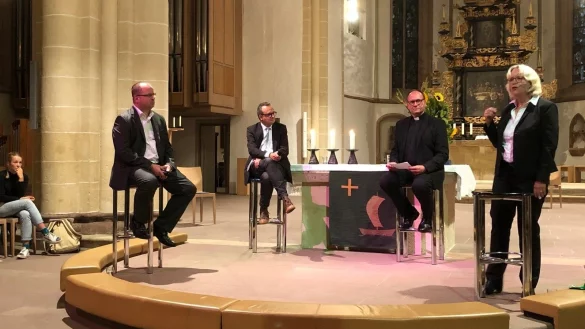 Im Namen des Stadtkonvents der Kirchengemeinden empf&auml;ngt Dr. Andreas Lange (Zweiter von rechts) am Mittwochabend die Kandidaten (von links) Arne Brand, Markus Baier und Dr. Katharina Kleine Vennekate in St. Nicolai.&nbsp; - &copy; Till Brand