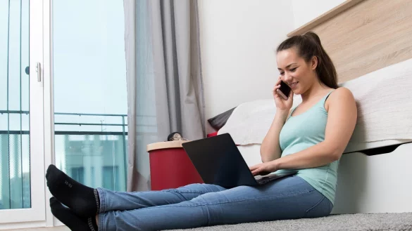 Surfen und telefonieren - &copy; Foto: Christin Klose/dpa-tmn