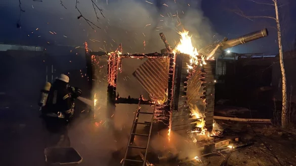 Der Feuerschein des Brandes fiel einem Mitarbeiter der Leitstelle auf, der auf der Ostwestfalenstra&szlig;e unterwegs war. - &copy; Freiwillige Feuerwehr Blomberg