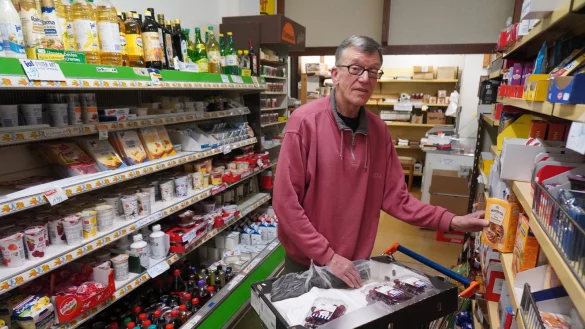 Fritz Ackermeier pr&uuml;ft den Bestand in den Regalen - &copy; Michaela Wei&szlig;e