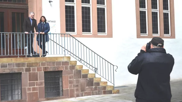 Bildakrobat Merten Kunisch fotografiert Bürgermeister Dr. Reiner Austermann und die Vorsitzende des Kinderschutzbundes Lemgo, Beate Schwarzrock. - © Privat