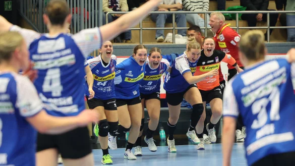 Auf geht&rsquo;s zum Pokal-Final-Four. Mit dem Schlusspfiff kennt der Jubel bei der HSG Blomberg-Lippe keine Grenzen. - &copy; Paul Cohen
