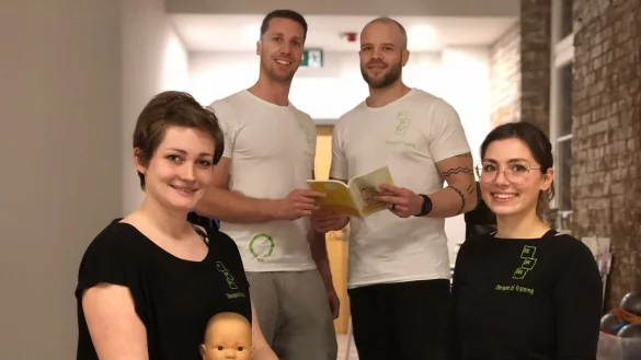 Die beiden Lemgoer Hebammen Katharina Wedel (links) und Mara Ferreri kooperieren mit den Physiotherapeuten und Praxisinhabern Raphael Rochner (links) und Jan von der Heide – ein neues Modell, um Versorgungslücken in der Betreuung von Schwangeren und jungen Familien zu schließen. - © Till Brand