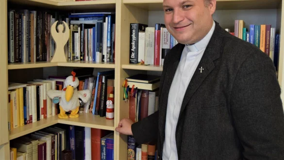 Lesen geh&ouml;rt zu seinen Hobbys: Das B&uuml;cherregal in seiner Wohnung im Pfarrhaus L&uuml;gde hat Pfarrer Stefan Schiller bereits gut gef&uuml;llt. - &copy; Greta Wiedemeier