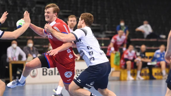 Unwiderstehlich&nbsp; strebt Lemgos Jonathan Carlsbogard dem Flensburger Tor entgegen. - &copy; Jan Kirschner