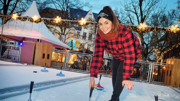 Sch&ouml;n frostig wars gestern zur Er&ouml;ffnung des Weihnachtsmarktes. Auf dem Klosterplatz testet Vanessa Durakovic die neue gro&szlig;e Eisstockbahn. Sie besteht aus Kunststoffplatten mit eingepresster K&uuml;hlfl&uuml;ssigkeit und funktioniert ohne Wasser und Strom. - &copy; Barbara Franke