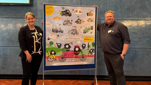 Linda Waldeyer (Zukunftsnetz Mobilität NRW) und Henning Schwarze (Gemeinde Schlangen) stellten das Mobilitätsmanagement im ländlichen Raum vor. - © Bildrechte: Gemeinde Schlangen