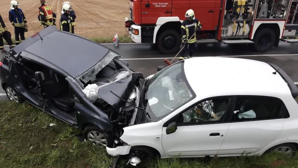 Bei einem Verkehrsunfall auf der L&uuml;gder Stra&szlig;e wurden vier Personen verletzt. - &copy; Feuerwehr L&uuml;gde