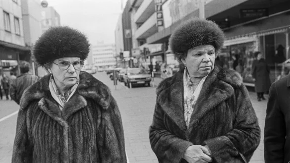 Shoppings-Queens im pelzigen&nbsp;Partnerlook in der Kavalleriestra&szlig;e 1984. - &copy; Martin Langer