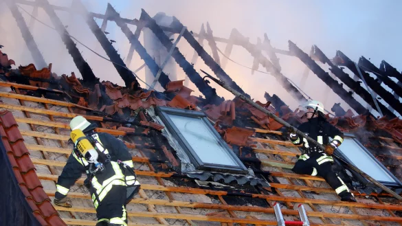 Feuerwehrkr&auml;fte auf einem Dach in Bielefeld. - &copy; Archivfoto: Reimar Ott