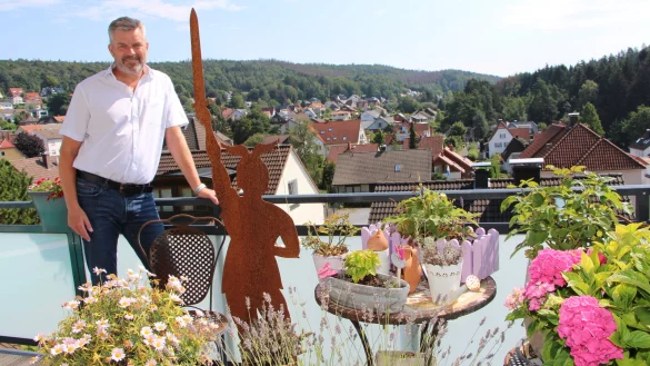 Dirk Becker wohnt in Hanglage, das Haus, das er gemeinsam mit seiner Familie umgebaut hat, haben seine Gro&szlig;eltern gebaut. Der 54-J&auml;hrige ist waschechter Lipper. - &copy; Astrid Sewing