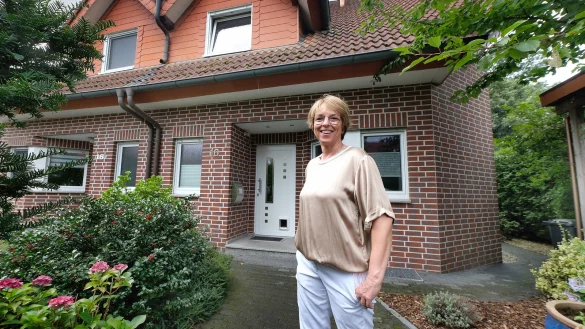 Simone Bille lebt seit mehr als 20 Jahren gemeinsam mit ihrem Mann Bernd in einer Doppelhaush&auml;lfte in Halle im Kreis G&uuml;tersloh. Das Grundst&uuml;ck umfasst etwa 277 Quadratmeter, wobei der Vorgarten fast gr&ouml;&szlig;er ist als der Garten hinterm Haus. - &copy; Andreas Fr&uuml;cht