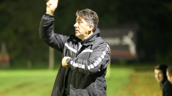 &bdquo;Lasst die Kirche im Dorf&ldquo;, fordert Miron Tadic, Trainer des Fu&szlig;ball-Bezirksligisten TSV Oerlinghausen, und verzichtet darauf, seinen Spielern Hausaufgaben f&uuml;r die Corona-Zeit zu geben. - &copy; Archiv: Paul Cohen