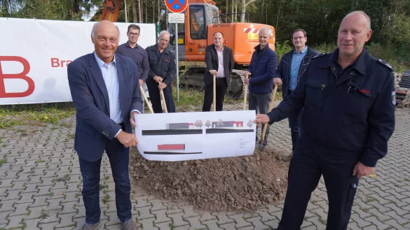 Haben den ersten symbolischen Spatenstich f&uuml;r den Anbau der Feuerwache Blomberg gesetzt: B&uuml;rgermeister Klaus Geise (von links), Andreas Wolf, (Betriebsleiter BIG), L&ouml;schzugf&uuml;hrer Andreas Schr&ouml;der, K&auml;mmerer Christoph Dolle, Architekt Stefan Brand, Projektleiter G&uuml;nther Wachter und Wehrf&uuml;hrer Joachim Hartfelder.&nbsp; - &copy; Michaela Wei&szlig;e(LZ)