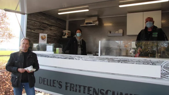 J&ouml;rn De Le Roi und seine Mitarbeiterin Aaliyah Kamm bei der Arbeit. - &copy; Philipp Kersten