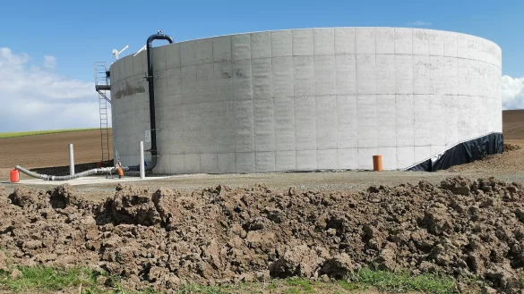 An dem G&uuml;llebeh&auml;lter auf einem Feld in Alverdissen st&ouml;ren sich die B&uuml;rger. - &copy; Nadine Uphoff