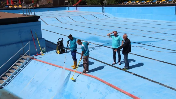 Die Schwimmmeister (von links) Eric Beaton und Julius Pollmann sind in den letzten Z&uuml;gen das Becken zu reinigen, w&auml;hrend F&ouml;rdervereinsvorsitzender Volker Haimann und Schriftf&uuml;hrer Stephan Tutlys zusehen. - &copy; Nadine Uphoff