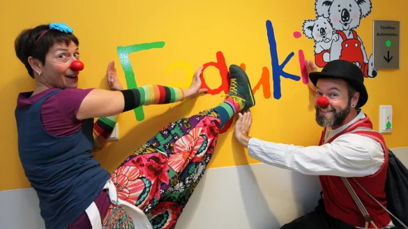 Rotnasen: Die Dr. Clowns Lupine (Andrea Beck) und Mox (Tobias Hagge) verbreiten in der Kinderklinik gute Stimmung. - © Bernhard Preuss