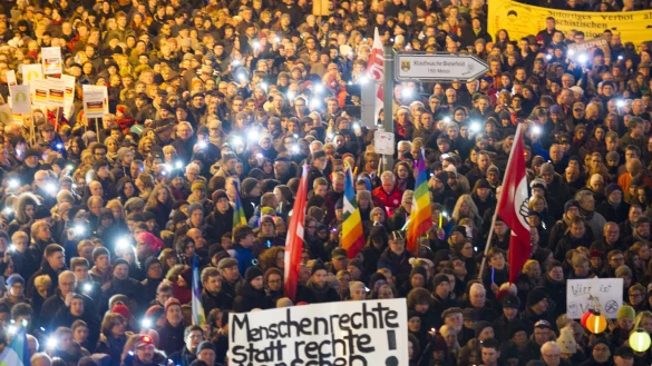 10.000 Teilnehmer zückten während der Schweigeminute ihre Lichter, Handys, Kerzen und Taschenlampen. - © Foto: Christian Weische