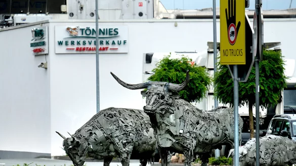 Bei T&ouml;nnies hatten sich rund 1.400 Arbeiter nachweislich mit dem Coronavirus infiziert. Daf&uuml;r, dass das Unternehmen nun Staatshilfen beantragt hat, steht es in der Kritik. - &copy; Andreas Fr&uuml;cht