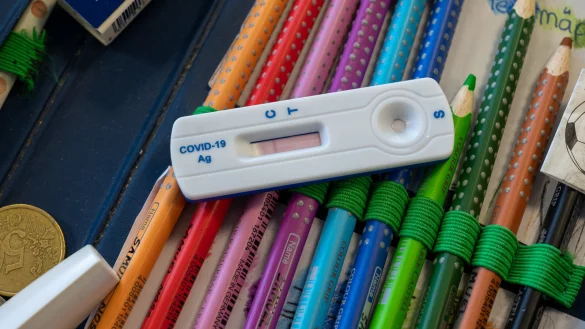 Ein Teststreifen liegt auf einem M&auml;ppchen. - &copy; Peter Kneffel/dpa