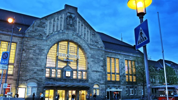 Die drei T&auml;ter &uuml;berfielen den 33-J&auml;hrigen zwischen Hauptbahnhof und Feilenstra&szlig;e. Sp&auml;ter fl&uuml;chteten sie in die Bahnhofshalle. - &copy; Symbolfoto: Sarah Jonek